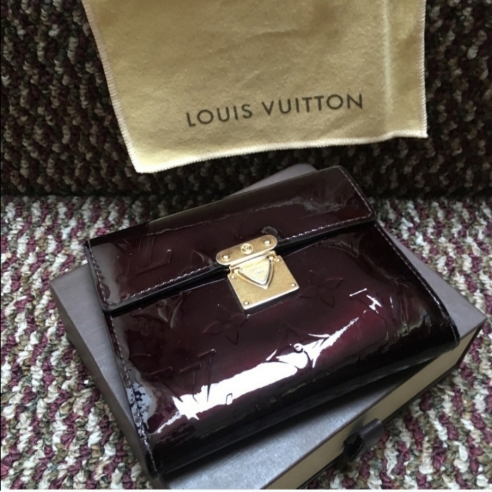 LOUIS VUITTON Koala Amarante Monogram Vernis Wallet